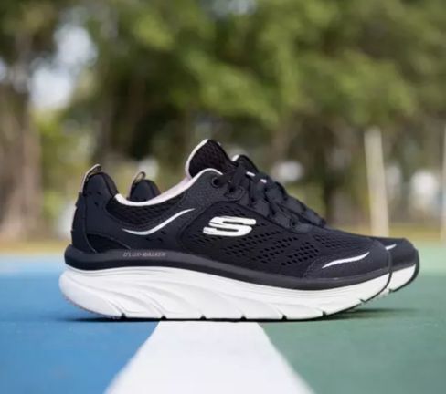 Black and white skechers deals